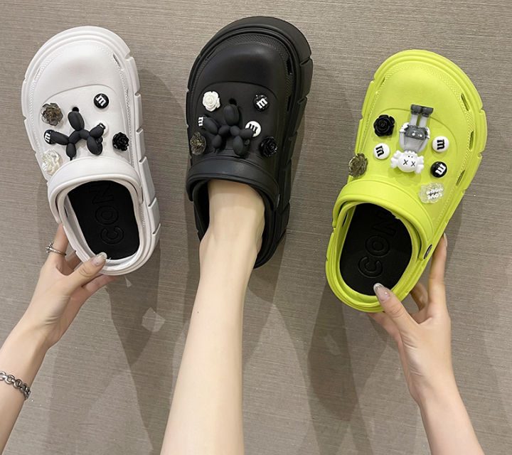 Alas Kaki Unik Yaitu Sendal Kodok Lagi Trend