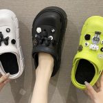 Alas Kaki Unik Yaitu Sendal Kodok Lagi Trend