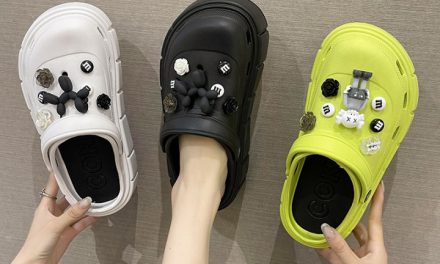 Alas Kaki Unik Yaitu Sendal Kodok Lagi Trend