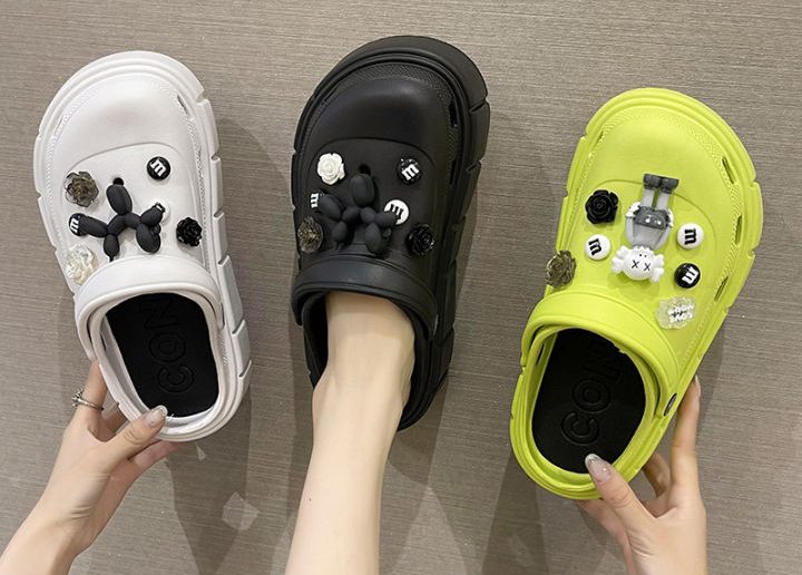 Alas Kaki Unik Yaitu Sendal Kodok Lagi Trend