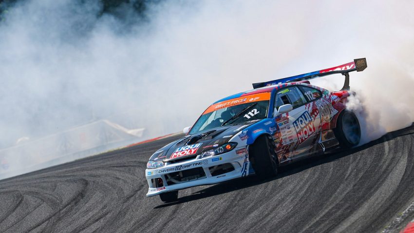 Akselerasi Drifting Di Jalanan Menggunakan Sebuah Mobil