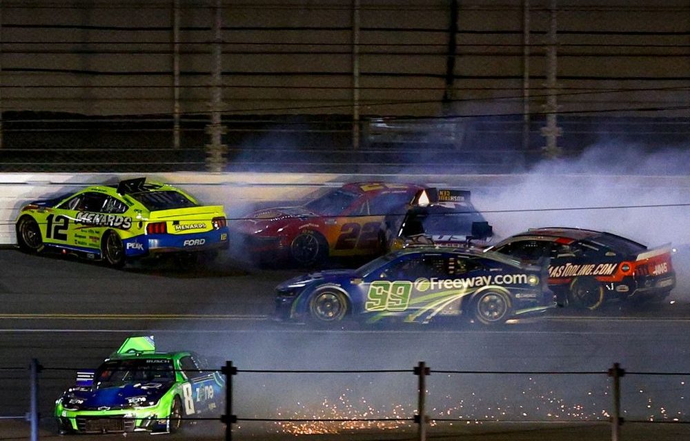 Balapan Terfenomenal Dalam Kendaraan Mobil Piala NASCAR