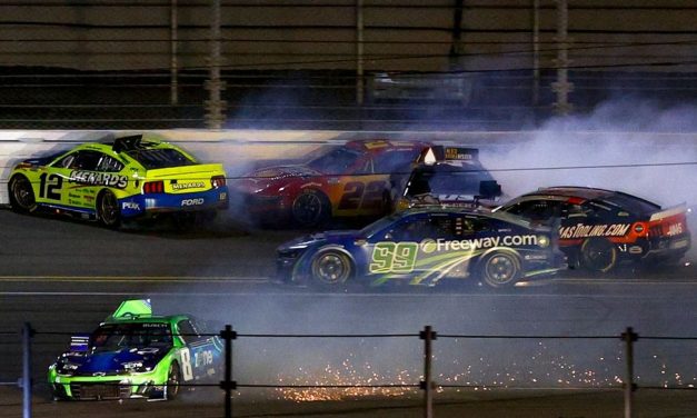 Balapan Terfenomenal Dalam Kendaraan Mobil Piala NASCAR