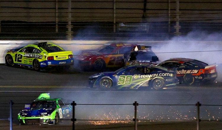 Balapan Terfenomenal Dalam Kendaraan Mobil Piala NASCAR
