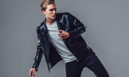 Pakaian Luar Atau Jaket Yang Terbuat Dari Bahan Kulit