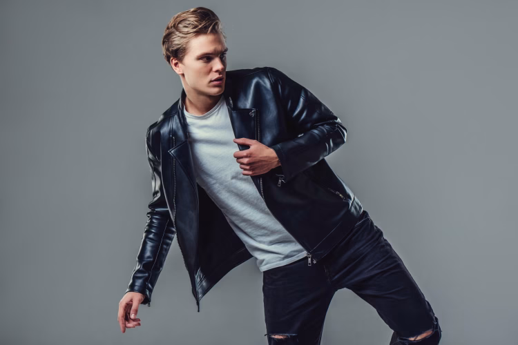 Pakaian Luar Atau Jaket Yang Terbuat Dari Bahan Kulit