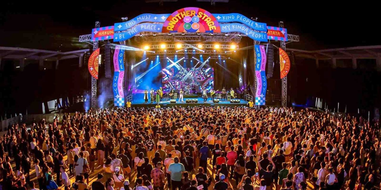 Penampilan Musik Dengan Panggung Yang Besar Dan Megah