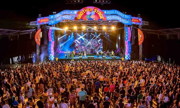 Penampilan Musik Dengan Panggung Yang Besar Dan Megah