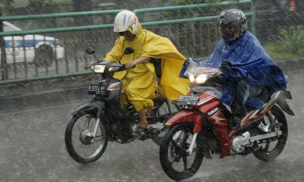 Jas Hujan Atau Mantel Bagi Pengendara Bermotor