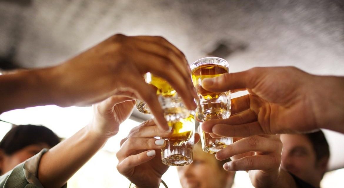 Minum Malam Alkohol Yang Bisa Memabukkan Seseorang