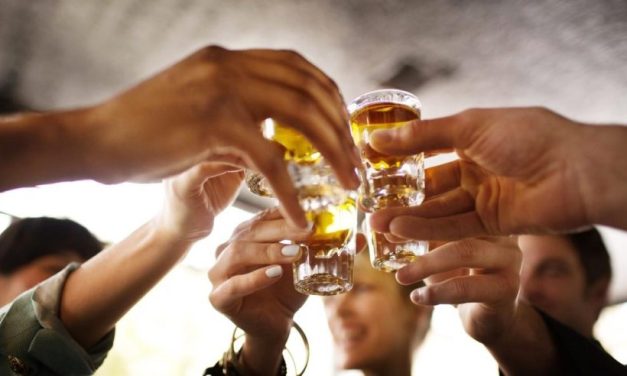 Minum Malam Alkohol Yang Bisa Memabukkan Seseorang
