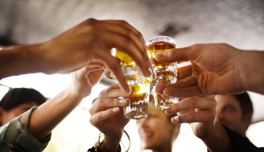 Minum Malam Alkohol Yang Bisa Memabukkan Seseorang
