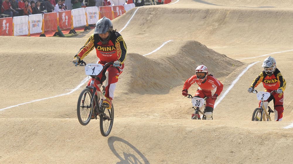 Olahraga Keren BMX Menggunakan Sepeda Khusus
