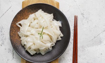 Makanan Mi Kwetiau Yang Berbentuk Pipih Dan Kenyal