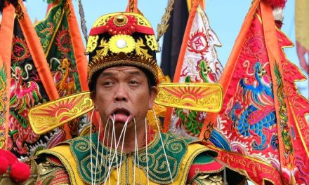 Penampilan Dari Tatung Seorang Manusia Kalimantan