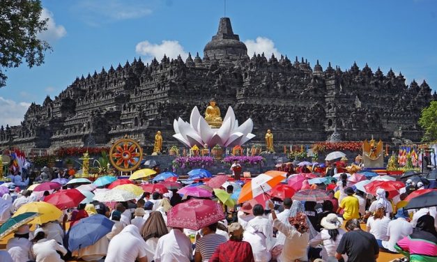 Perayaan Hari Suci Waisak Bagi Umat Agama Buddha