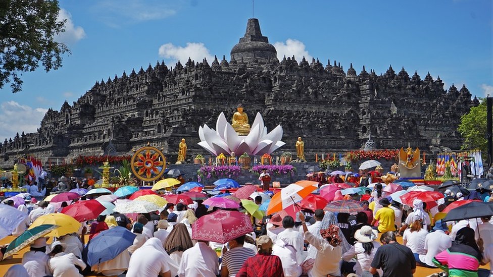 Perayaan Hari Suci Waisak Bagi Umat Agama Buddha
