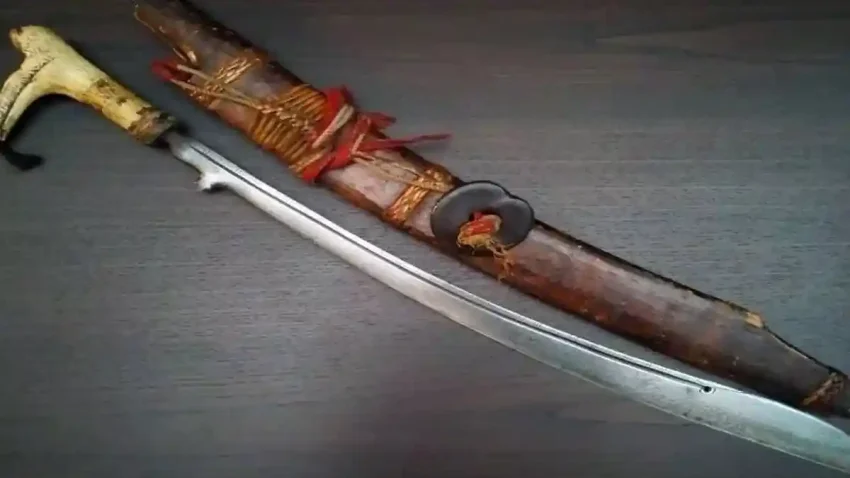 Keragaman Suku Dayak Memiliki Senjata Mandau