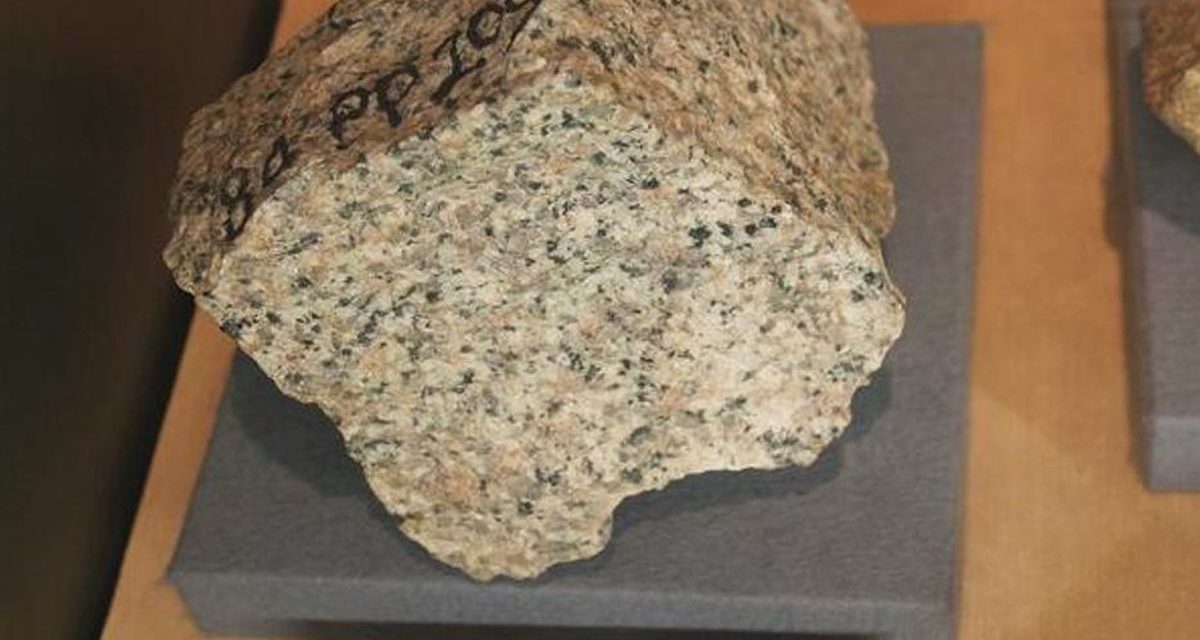 Sebuah Bebatuan Beku Besar Granit Dari Pendinginan Magma