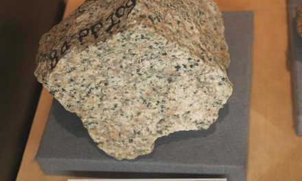 Sebuah Bebatuan Beku Besar Granit Dari Pendinginan Magma