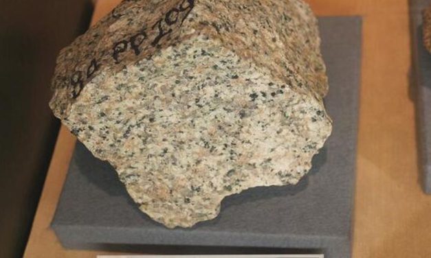Sebuah Bebatuan Beku Besar Granit Dari Pendinginan Magma