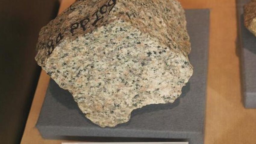 Sebuah Bebatuan Beku Besar Granit Dari Pendinginan Magma