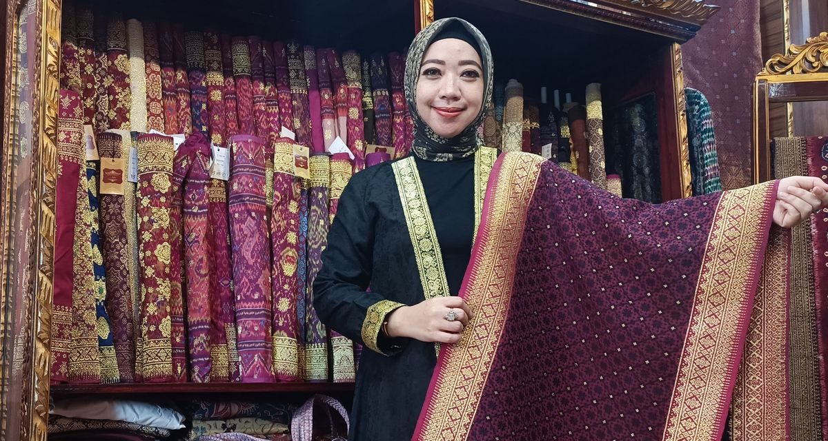 Pengenaan Pakaian Songket Yang Menjadi Tradisional Indonesia