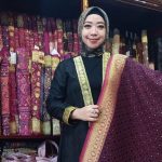 Pengenaan Pakaian Songket Yang Menjadi Tradisional Indonesia