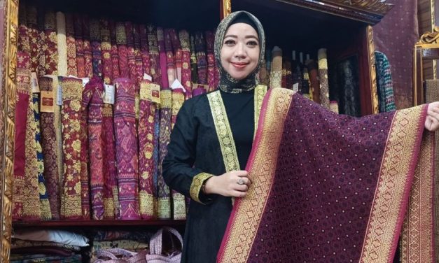 Pengenaan Pakaian Songket Yang Menjadi Tradisional Indonesia