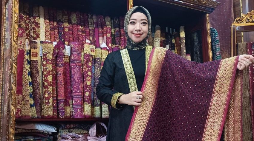 Pengenaan Pakaian Songket Yang Menjadi Tradisional Indonesia