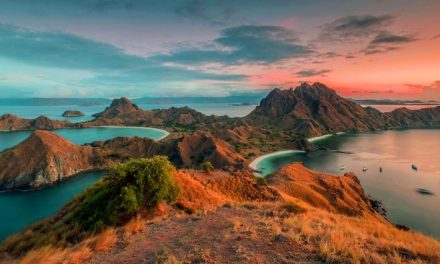 Sebuah Kawasan Pulau Merupakan Daratan Di Kelilingi Air