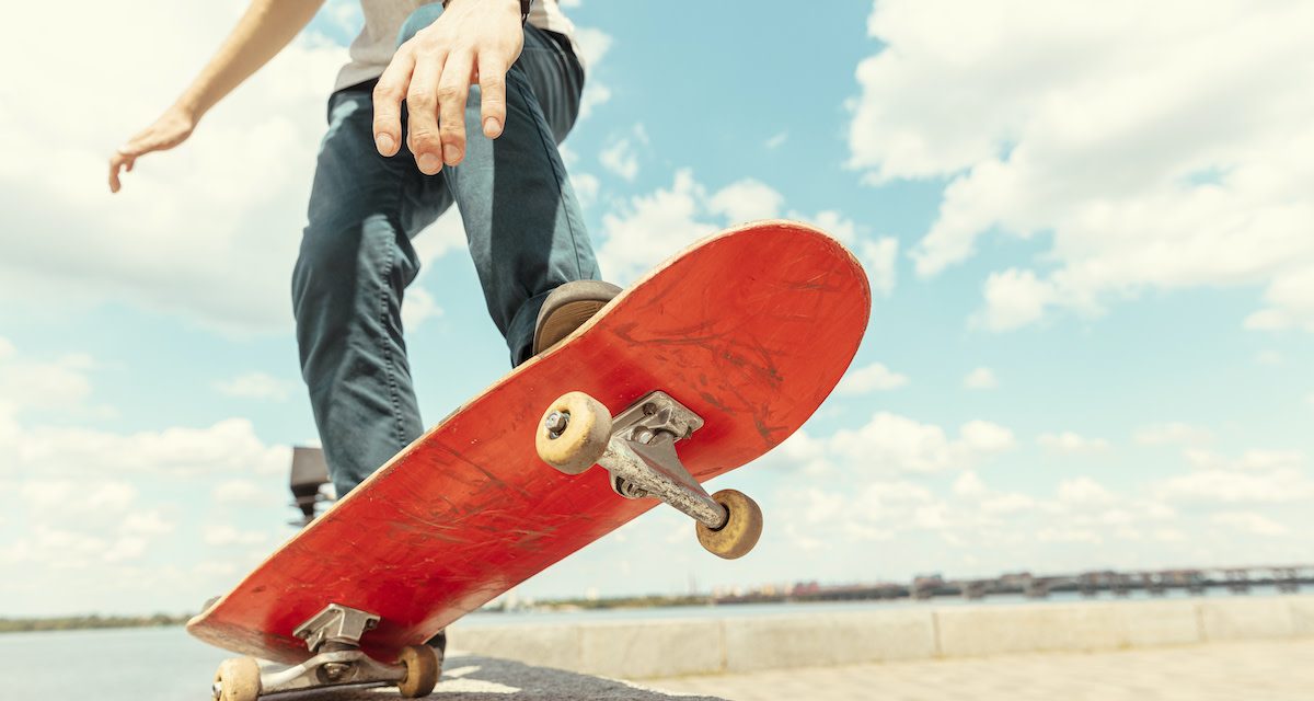 Sebuah Olahraga Santai Dengan Papan Skateboard