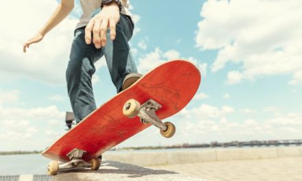 Sebuah Olahraga Santai Dengan Papan Skateboard