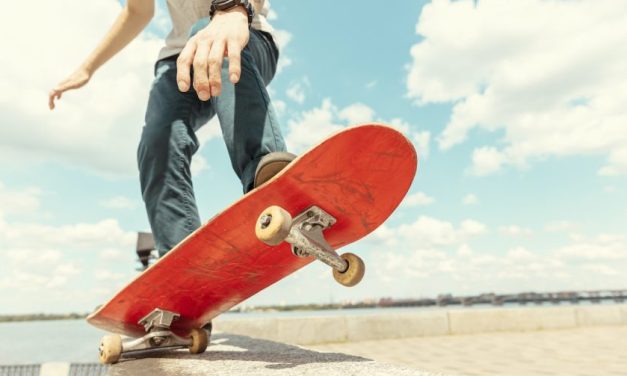 Sebuah Olahraga Santai Dengan Papan Skateboard