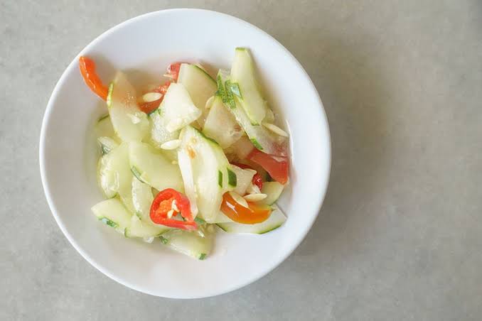 Makanan Asam Acar Dengan Bawang Dan Juga Cabai