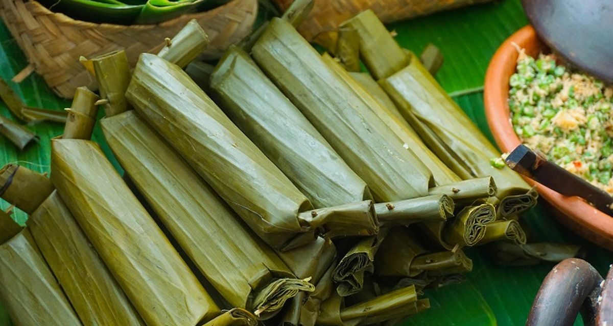 Hidangan Tahunan Lontong Dengan Berbagai Tambahan Topping