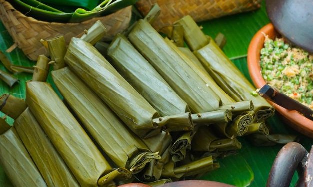 Hidangan Tahunan Lontong Dengan Berbagai Tambahan Topping
