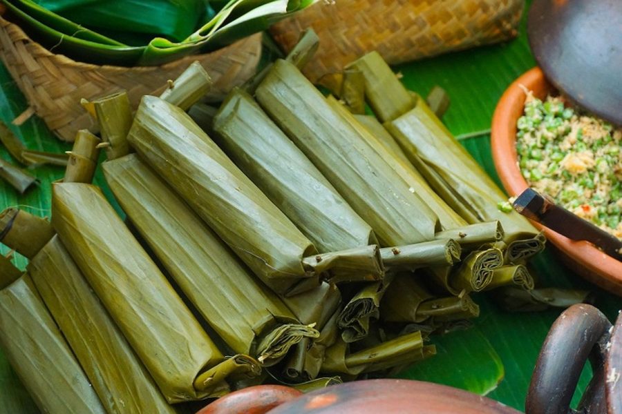 Hidangan Tahunan Lontong Dengan Berbagai Tambahan Topping