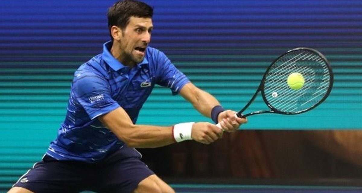 Olahraga Raket Tenis Di Lapangan Dengan Net