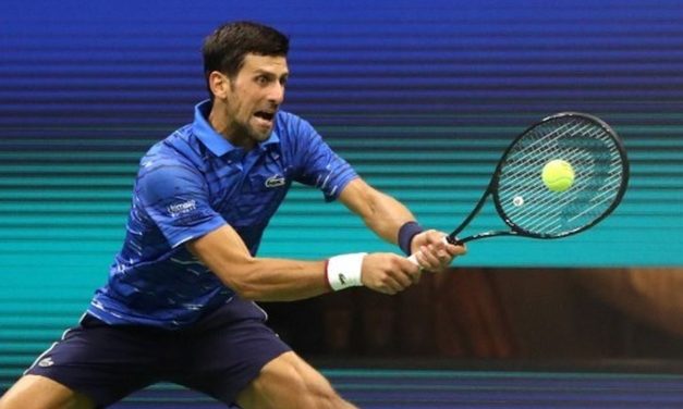 Olahraga Raket Tenis Di Lapangan Dengan Net